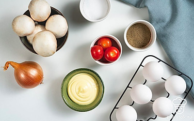 Шампиньоны тщательно помойте и мелко нарежьте. Лук почистите, помойте и нарежьте. Помидоры помойте и нарежьте маленькими кубиками. Куриные яйца помойте. Кинзу помойте и обсушите, отделите листочки от веточек.