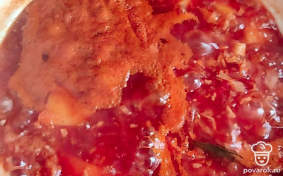 Варите 35 минут на среднем огне, помешивая. 