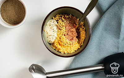 Подготовьте грибную начинку. Обжаренные грибы с луком и помидорами переложите в чашу блендера и измельчите до однородности. Затем переложите в миску, добавьте тертые желтки, майонез, соль, перец и перемешайте до консистенции паштета.