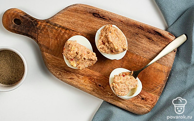 Нафаршируйте белки. Каждый белок аккуратно наполните грибной начинкой и оставьте в холодильнике на 15-20 минут.