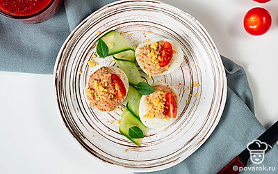 Перед подачей украсьте фаршированные яйца кинзой.