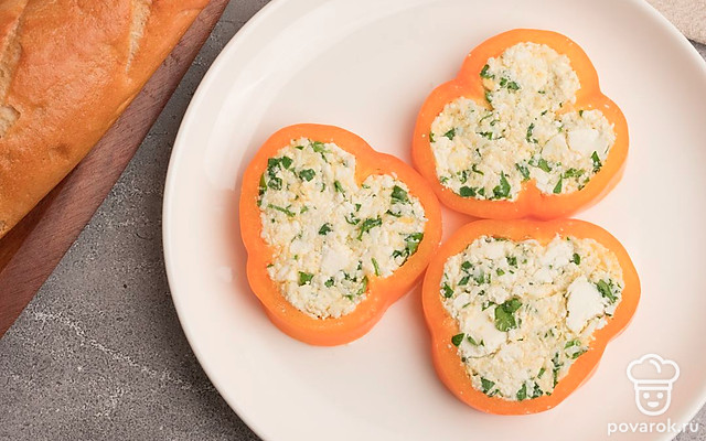 Закуска с брынзой и яйцом в перце — Рецепт с фото