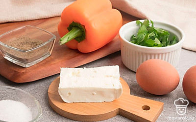 Выложите все ингредиенты на стол для удобства приготовления. Яйца заранее отварите и очистите от скорлупы, петрушку помойте, болгарский перец помойте и удалите из него плодоножку и семена.