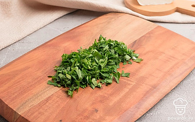 Петрушку мелко нарежьте, яйца натрите на мелкой терке.