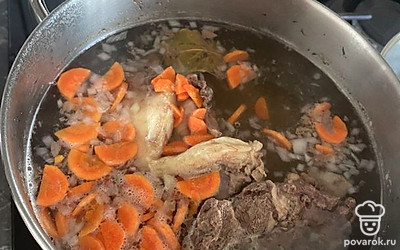 Нашинкуйте полукольцами морковь и добавьте его к мясу, также приправьте специями по вкусу.