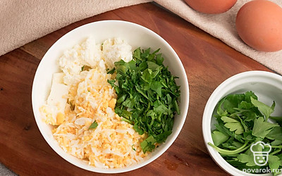 В глубокой миске смешайте брынзу, яйца и петрушку. Посолите и поперчите по вкусу.