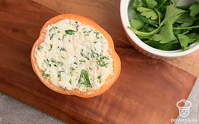 Нафаршируйте болгарский перец приготовленной начинкой.