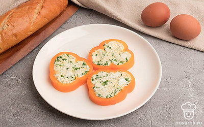 Нарежьте фаршированный перец кольцами и выложите на тарелку. Готовую закуску подавайте к столу.