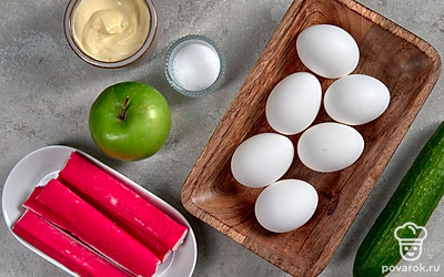 Заранее отварите яйца в подсоленной воде, остудите и очистите. Вымойте яблоко, укроп и огурец, обсушите с помощью бумажного полотенца. Удобно разложите на столе необходимые продукты. Крабовые палочки извлеките из индивидуальной упаковки.