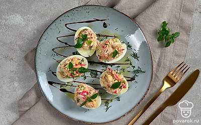 Фаршированные яйца перед подачей присыпьте измельченным укропом.