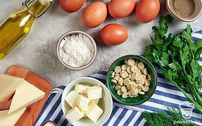 Подготовьте необходимые продукты, удобно расположите их на рабочем столе. Яйца вымойте, обсушите. 10 яиц сварите вкрутую, остудите, почистите. Разрежьте вдоль, извлеките желток, раскрошите. Сыр натрите на средней терке. Сливочное масло заранее достаньте из холодильника, оно должно быть комнатной температуры. Укроп и петрушку для подачи вымойте, обсушите на бумажных полотенцах, измельчите. Приготовьте жаропочную форму, включите духовку на 180 градусов.