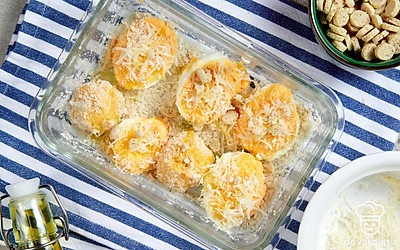 Запеките закуску. Присыпьте яйца белыми сухарями, сырной стружкой, сбрызните небольшим количеством оливкового масла. Отправьте в средний отдел духового шкафа на 7-10 минут.