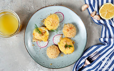 Яйца фаршированные в духовке перед подачей щедро присыпьте измельченной зеленью.