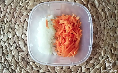 Морковь и лук очистить. Морковь натереть на терке, лук мелко нарезать. 