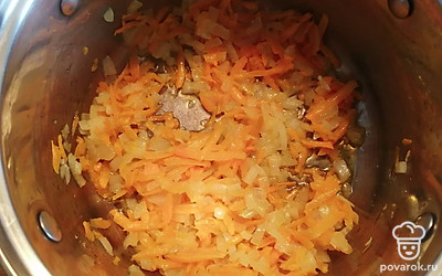 Обжарить лук и морковь на растительном масле в течение 7 минут. 