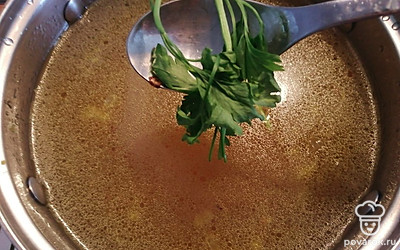 Налить воду. Добавить петрушку и болгарский перец.