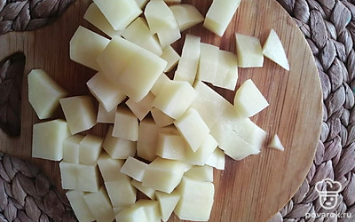 Картофель очистить и нарезать кубиками. 