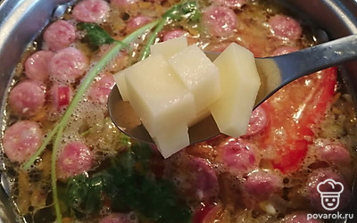 Добавить картофель в суп. Варить 10-15 минут. 