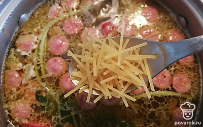 Добавить вермишель. Варить до готовности. 