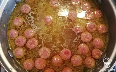 Суп с охотничьими колбасками готов. 