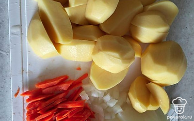 Картошку чистим и нарезаем на четвертинки. Половину лука мелко шинкуем, морковь чистим и нарезаем соломкой.