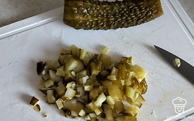 Огурцы нарезаем небольшими кубиками и отправляем в суп. Варим до готовности риса и картошки 15-20 минут.