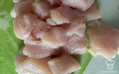 Нарезаем куриное филе средними кусочками.