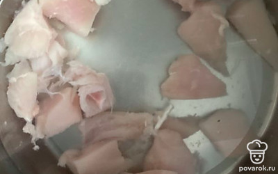 Заливаем его водой и отправляем на огонь.