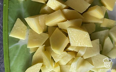 Средними кусочками нарезаем картофель.