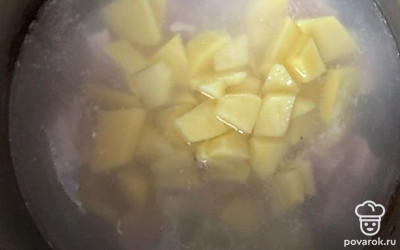 Добавляем картофель к курице.