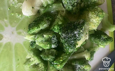 Нарезаем брокколи средними кусочками. Отправляем брокколи в суп за 5 минут до готовности.