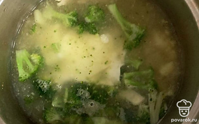 Через 2 минуты добавляем плавленый сыр.