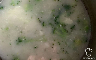 Ждем, когда сыр растворится. Хорошо перемешиваем и выключаем.