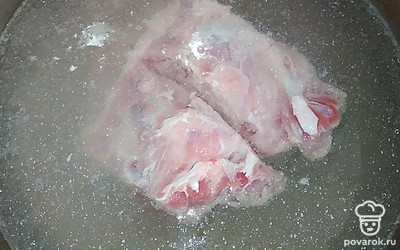 Свиные ребрышки промыть. В кастрюлю налить воду и положить туда ребрышки. Поставить на средний огонь.