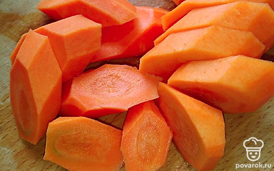 Морковь помыть, почистить, крупно нарезать.