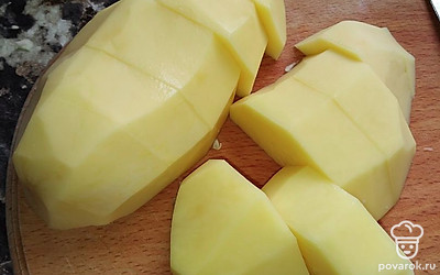 Картошку помыть, почистить, крупно нарезать.