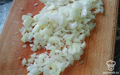 Лук почистить, мелко нарезать. К ребрышкам отправить морковь, картошку, лук и капусту. Посолить, поперчить, перемешать и варить час.