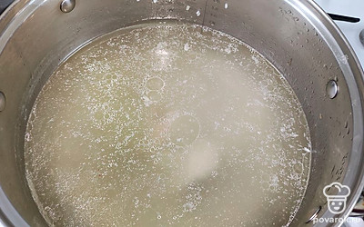 Приготовьте куриный бульон. Мясо выньте, оно нам не понадобится. Рис промойте под проточной водой и добавьте в бульон.