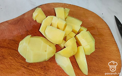 Картофель нарежьте кубиком, выложите в бульон. Продолжайте варить.