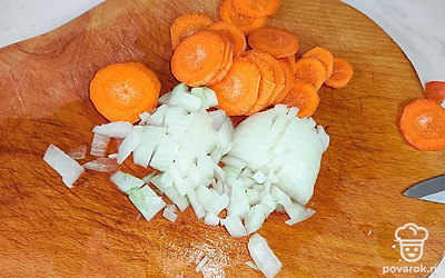 Морковь нарежьте колечками. Лук нашинкуйте мелким кубиком, добавьте в суп.