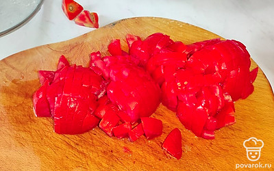 Как картофель и морковь стали мягкими, выложите в суп нарезанный помидор. Томите 3-5 минут.