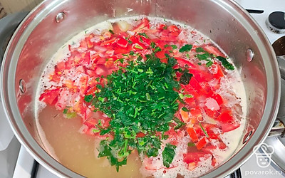 Добавьте свежую зелень, посолите.