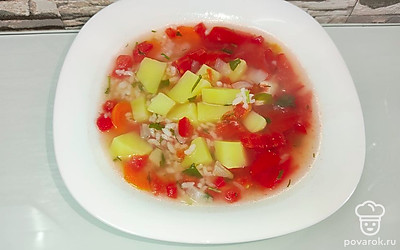 Летний суп подавайте горячим, со сметаной.