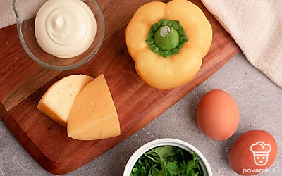 Выложите все ингредиенты на стол для удобства приготовления. Яйца заранее отварите и очистите от скорлупы, петрушку помойте, болгарский перец помойте и удалите из него плодоножку и семена.