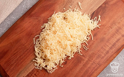 Сыр и яйца натрите на мелкой терке.