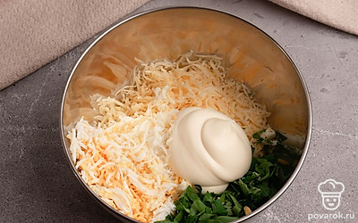 В глубокой миске смешайте тертый сыр, яйца, мелко нарезанную петрушку и майонез.