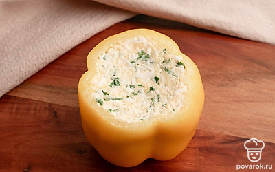 Нафаршируйте болгарский перец приготовленной начинкой.