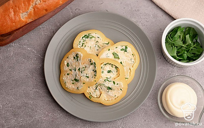 Нарежьте фаршированный перец кольцами и выложите на тарелку. Готовую закуску подавайте к столу.