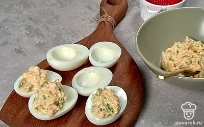 Нафаршируйте яйца. Скатайте из сырной смеси 8 шариков. Поместите их в половинки яиц. Сверху выложите красную икру.