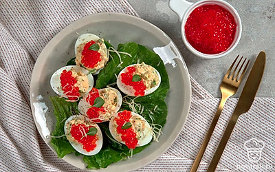 Подавайте фаршированные яйца на сервировочнй тарелке, застеленной листовым салатом.